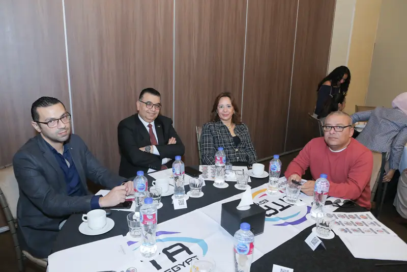 Hoteliers at the round tables during a session